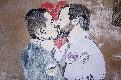20180508 MF bacio tra Salvini Di Maio firmato TvBoy